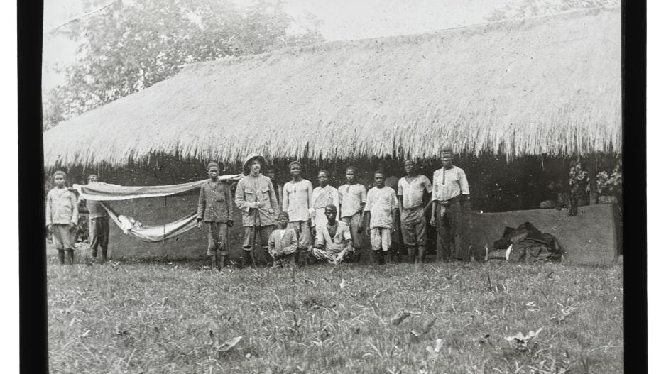 ‘In front of the Regierungshaus in Kolem (Togo region)’, XHF/I/0339, 28.06.1905, Fotograf*in: unbekannt, Eingangsart: Schenkung | © Ethnologische Sammlung, Museum Natur und Mensch, Museen Freiburg 